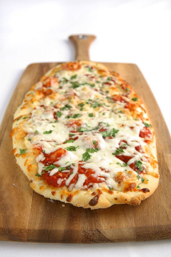 Basilico di Tomatoe della pizza con una crosta fatta a mano