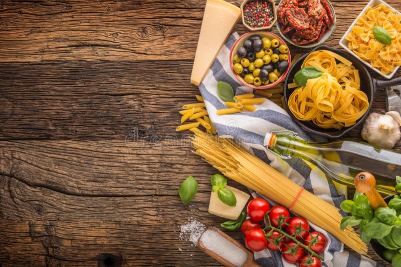 Basilico italiano g del parmigiano dell'olio d'oliva della pasta degli ingredienti alimentari