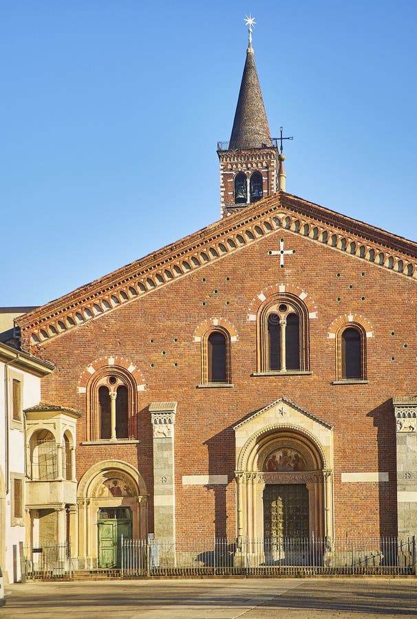 Basilika des Heiligen Eustorgio Mailand, Lombardei, Italien lizenzfreie stockbilder Basilika des Heiligen Eustorgio Mailand, Lombardei, Italien lizenzfreie stockbilder