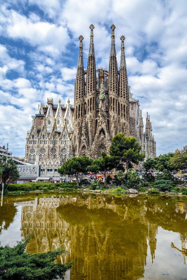 Basilika och Expiatory kyrka av den heliga familjen vid Gaudi royaltyfria bilder Basilika och Expiatory kyrka av den heliga familjen vid Gaudi royaltyfria bilder