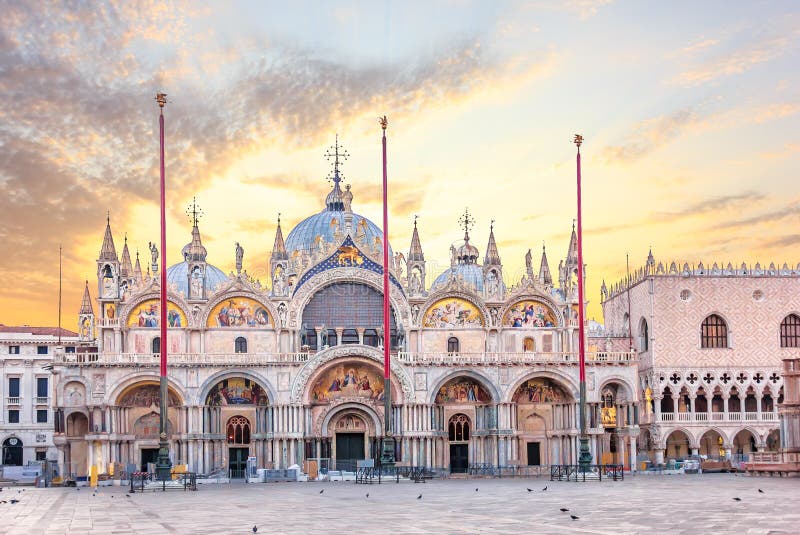 Basilika San Marco und der Palast des Dogen im Sonnenaufgang, Venedig lizenzfreie stockfotografie Basilika San Marco und der Palast des Dogen im Sonnenaufgang, Venedig lizenzfreie stockfotografie