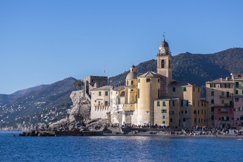 Basilika-Santa Maria-dell'Assunta in Camogli lizenzfreies stockbild Basilika-Santa Maria-dell'Assunta in Camogli lizenzfreies stockbild
