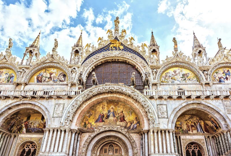 Basilika Venedig, Italien för St Marc ` s Ursnygg västra fasad av symbolet för domkyrka för St Mark ` s av rikedom och makt arkivfoto Basilika Venedig, Italien för St Marc ` s Ursnygg västra fasad av symbolet för domkyrka för St Mark ` s av rikedom och makt arkivfoto