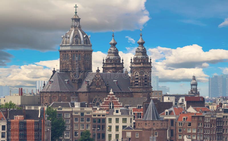 Basilikan av St Nicholas lokaliseras i det gamla mittområdet av Amsterdam, Nederländerna royaltyfri bild Basilikan av St Nicholas lokaliseras i det gamla mittområdet av Amsterdam, Nederländerna royaltyfri bild