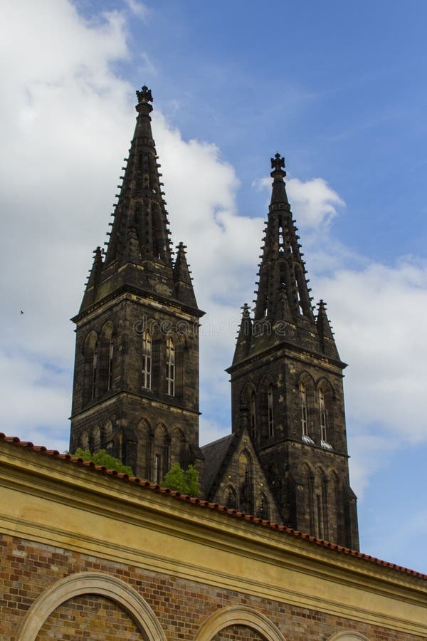 Basilikan av St Peter och St Paul är engotisk kyrka i den Vyshegrad fästningen i Prague, Tjeckien royaltyfria bilder Basilikan av St Peter och St Paul är engotisk kyrka i den Vyshegrad fästningen i Prague, Tjeckien royaltyfria bilder