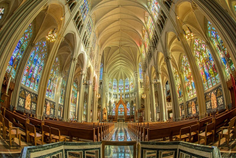 Basilique de cathédrale de l'hypothèse dans Covington Kentucky photo libre de droits Basilique de cathédrale de l'hypothèse dans Covington Kentucky photo libre de droits