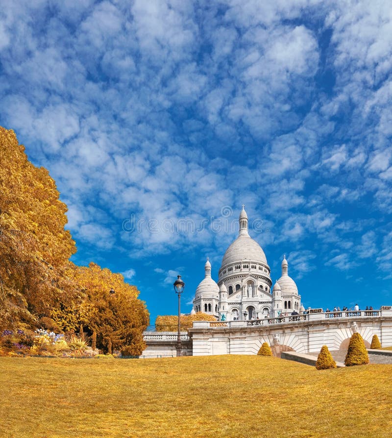 Basilique de Sacre-Coeur dans Montmartre à l'automne photographie stock libre de droits Basilique de Sacre-Coeur dans Montmartre à l'automne photographie stock libre de droits