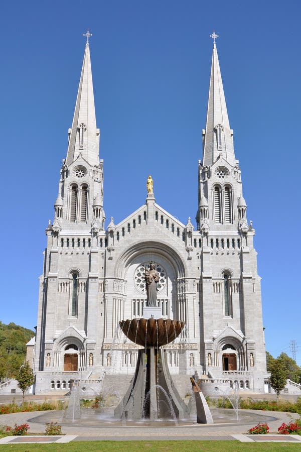 Vue à La Façade De La Basilique Sainte Anne De Beaupre Dans Le Canada