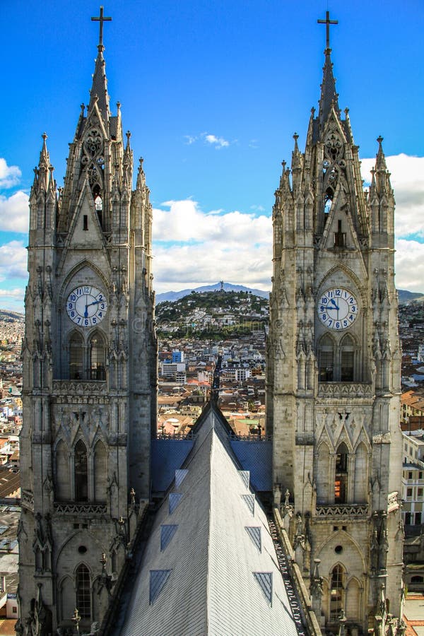 Basilique de Voto Nacional de del de BasÃlica du voeu national, vue des belltowers, Quito, Equateur images libres de droits Basilique de Voto Nacional de del de BasÃlica du voeu national, vue des belltowers, Quito, Equateur images libres de droits