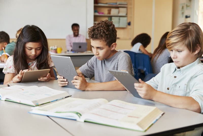 Basisschooljonge geitjes gebruikend tabletcomputers in klasse
