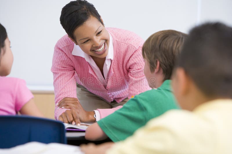 Basisschoolleraar met leerlingen stock afbeelding Basisschoolleraar met leerlingen stock afbeelding