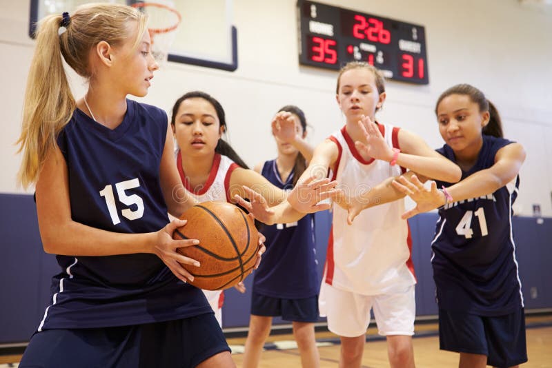 Basket-ball femelle Team Playing Game de lycée