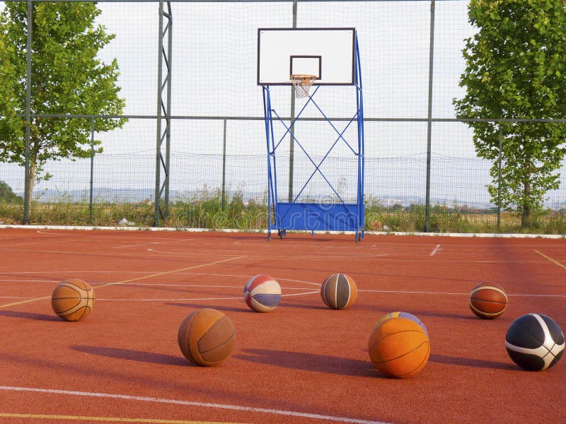 Basketballs Et Terrain De Basket Photo stock Image du extérieur