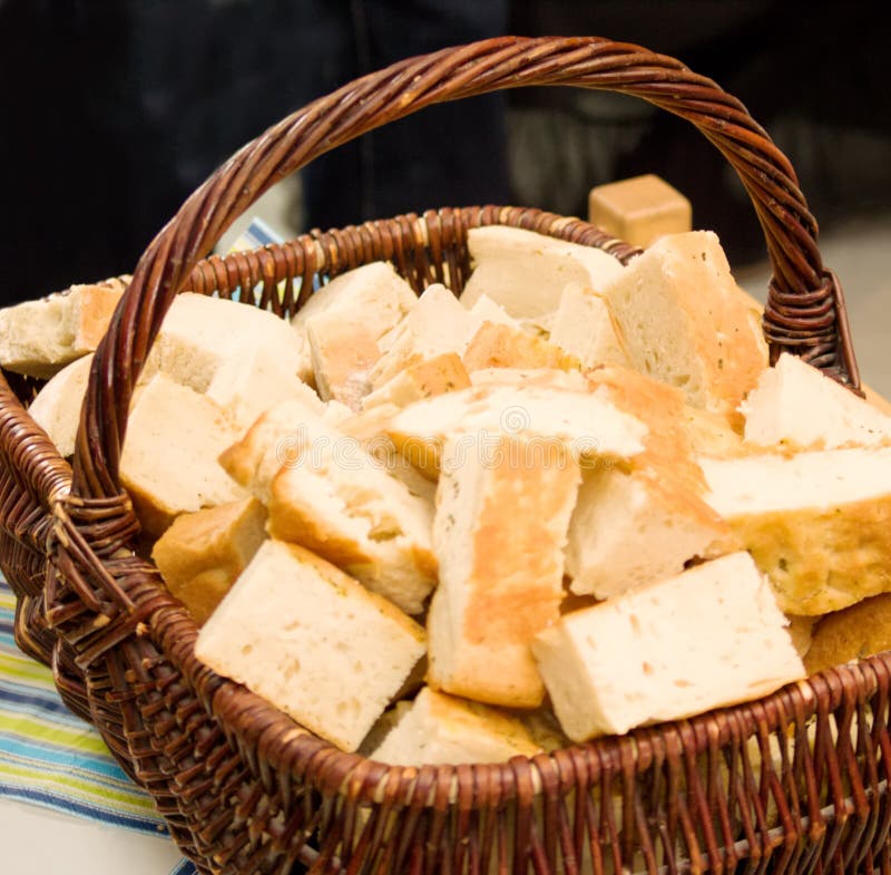 basket bread home made table στοκ εικόνες basket bread home made table στοκ εικόνες