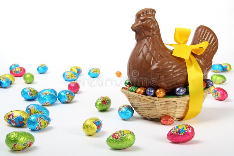 Basket with a chocolate Easter hen , yellow ribbon and eggs, isolated on white background royalty free stock photography Basket with a chocolate Easter hen , yellow ribbon and eggs, isolated on white background royalty free stock photography