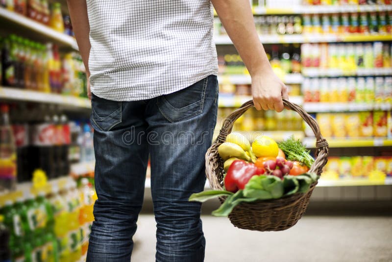 Supermarket koš plný zdravých potravin.