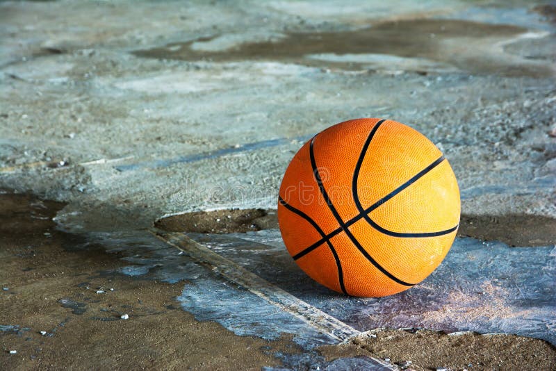 Basketbal op Hof Vloer dichte omhooggaand Basketbalbal op concreet vloerstadion royalty-vrije stock afbeelding Basketbal op Hof Vloer dichte omhooggaand Basketbalbal op concreet vloerstadion royalty-vrije stock afbeelding