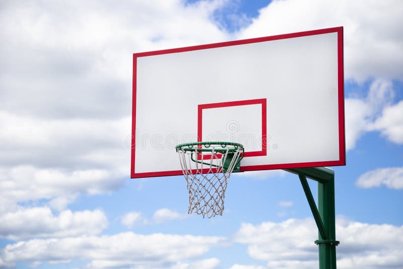 Basketbalhoepel op de straat met blauwe bewolkte hemel op de achtergrond Openluchtsportactiviteit en streetball concept royalty-vrije stock afbeeldingen Basketbalhoepel op de straat met blauwe bewolkte hemel op de achtergrond Openluchtsportactiviteit en streetball concept royalty-vrije stock afbeeldingen