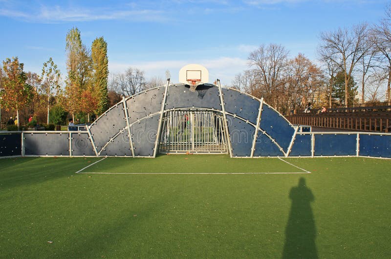 Campo De Basquete Perto De Um Playground Brooklyn Ny Usa Foto Editorial -  Imagem de blecaute, cidade: 251140546