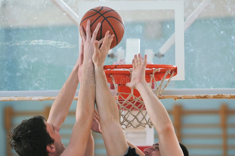 Soutěž cencept s lidmi, kteří hrají basketbal v tělocvičně školy.