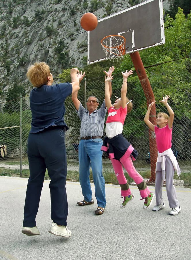 Basketbal medzi babička a dedko s dvojičky sestry (zábava na dovolenku).