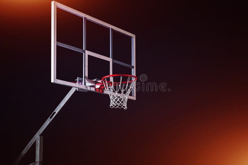 Coș de baschet pe fond în zona neagră royalty free stock images