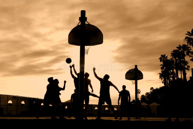 Basketball-Spieler am Sonnenuntergang lizenzfreie stockfotos Basketball-Spieler am Sonnenuntergang lizenzfreie stockfotos