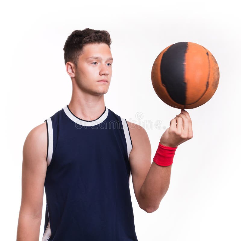 Basketball-Spieler spinnt den Ball auf seinem Finger stockbild Basketball-Spieler spinnt den Ball auf seinem Finger stockbild