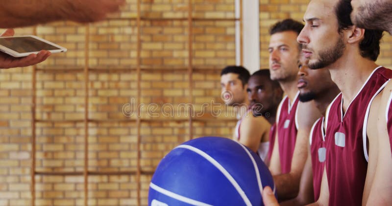 Basketball-Trainer, der Spieler auf digitaler Tablette unterstützt