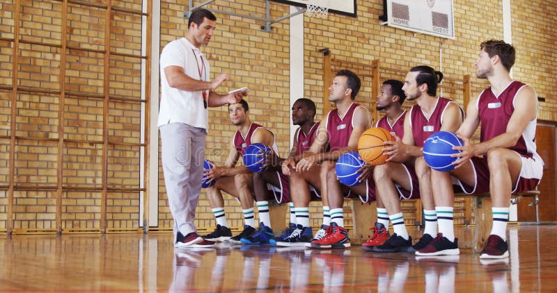 Basketball-Trainer, der Spieler auf digitaler Tablette unterstützt