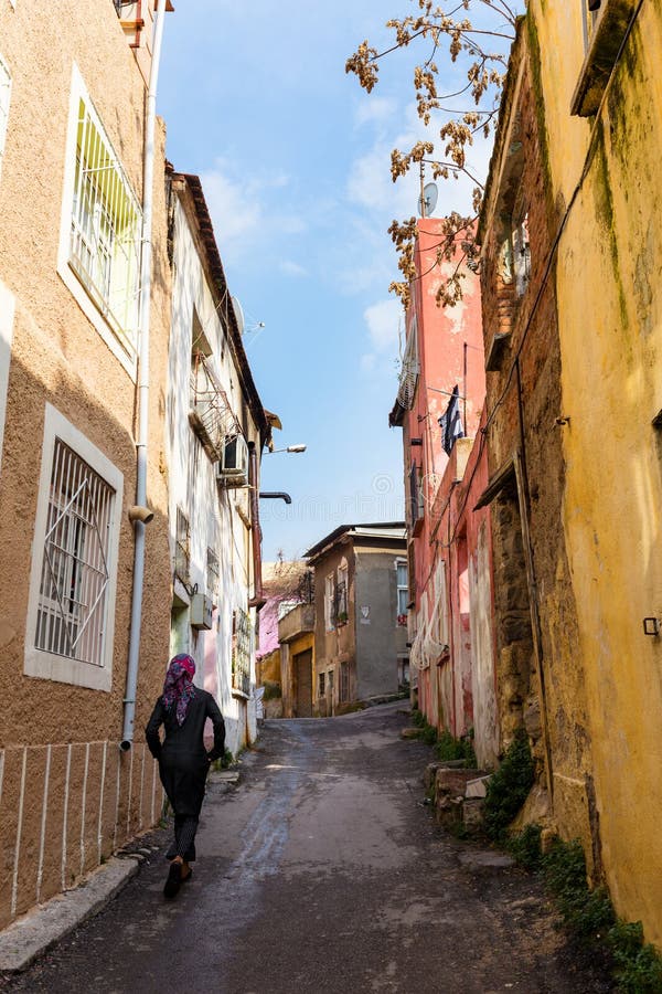 Basmane es uno de los distritos más viejos que todavía preserva su historia Casas viejas ahora habitadas sobre todo por los refug imagen de archivo Basmane es uno de los distritos más viejos que todavía preserva su historia Casas viejas ahora habitadas sobre todo por los refug imagen de archivo