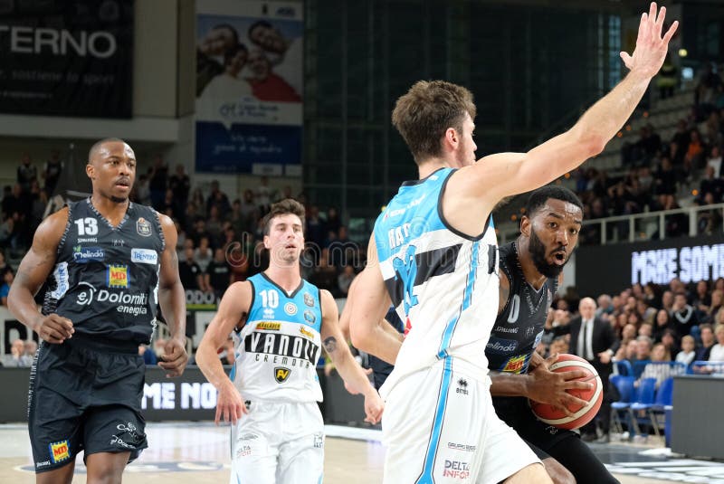 Basquete Italiano Um Campeonato Sério Segafredo Virtus Bologna Vs De Longhi  Treviso Basket Fotografia Editorial - Imagem de timeout, bolonha: 163567487