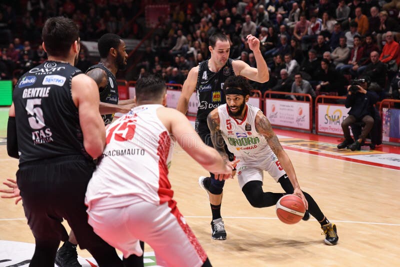 Basquete Italiano Um Campeonato Serial OriOra Pistoia Vs Dolomomecado  Energia Basket Trentino Foto Editorial - Imagem de janeiro, fotografia:  169162686