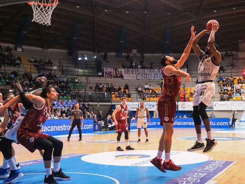 Basquete Italiano Um Campeonato Serie Acqua S. Bernardo Cantu Vs Umana  Reyer Venezia Imagem Editorial - Imagem de jogo, bernardo: 171366800