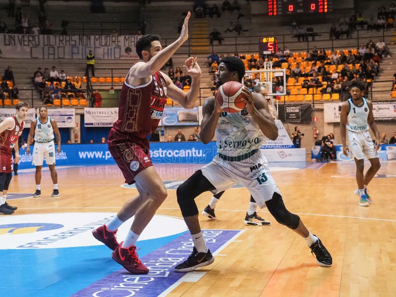 Basquete Italiano Um Campeonato Serie Acqua S. Bernardo Cantu Vs Umana  Reyer Venezia Foto de Stock Editorial - Imagem de correio, macho: 171374483