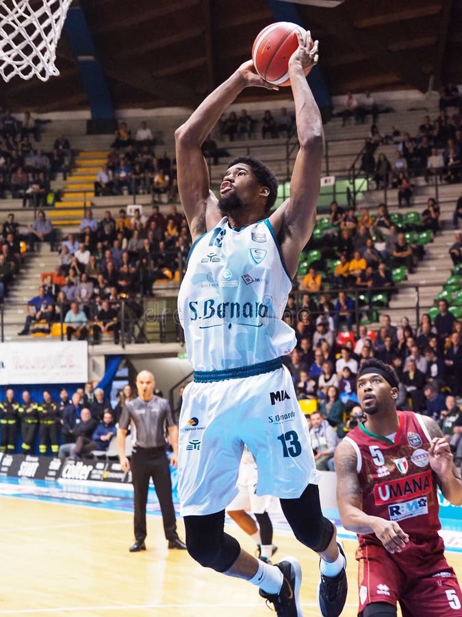 Basquete Italiano Um Campeonato Serie Acqua S. Bernardo Cantu Vs Umana  Reyer Venezia Imagem Editorial - Imagem de jogo, bernardo: 171366800