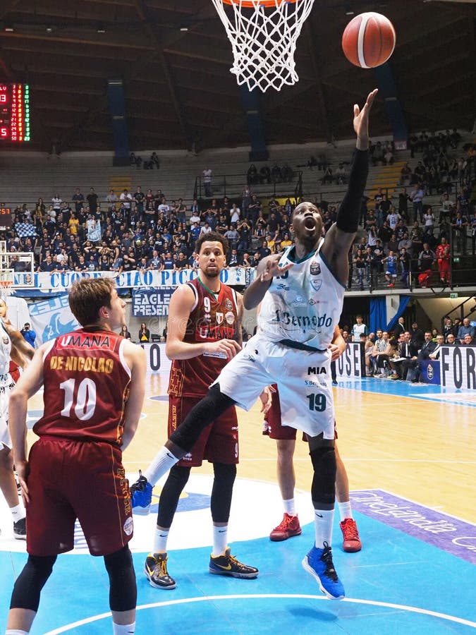 Basquete Italiano Um Campeonato Serie Acqua S. Bernardo Cantu Vs Umana  Reyer Venezia Imagem Editorial - Imagem de jogo, bernardo: 171366800