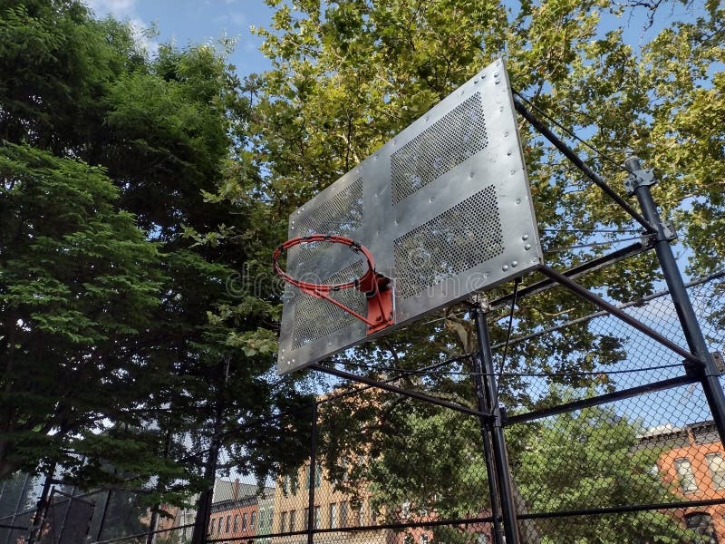 Campo De Basquete Perto De Um Playground Brooklyn Ny Usa Foto Editorial -  Imagem de blecaute, cidade: 251140546