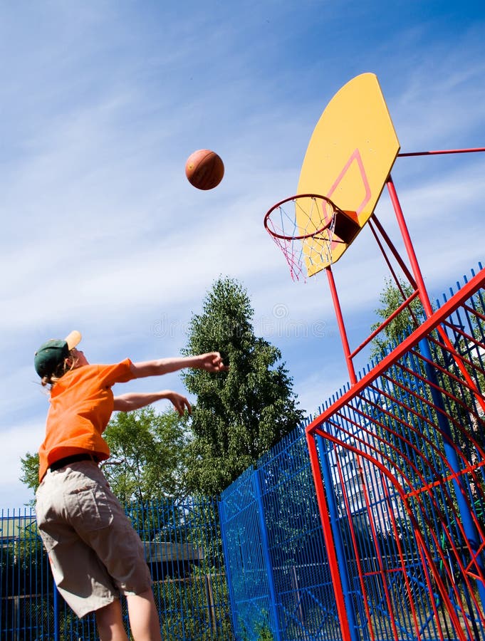 Esportivo Ensinando Garoto a Jogar Basquete Lá Fora Imagem de Stock -  Imagem de divertimento, objetivo: 216521365