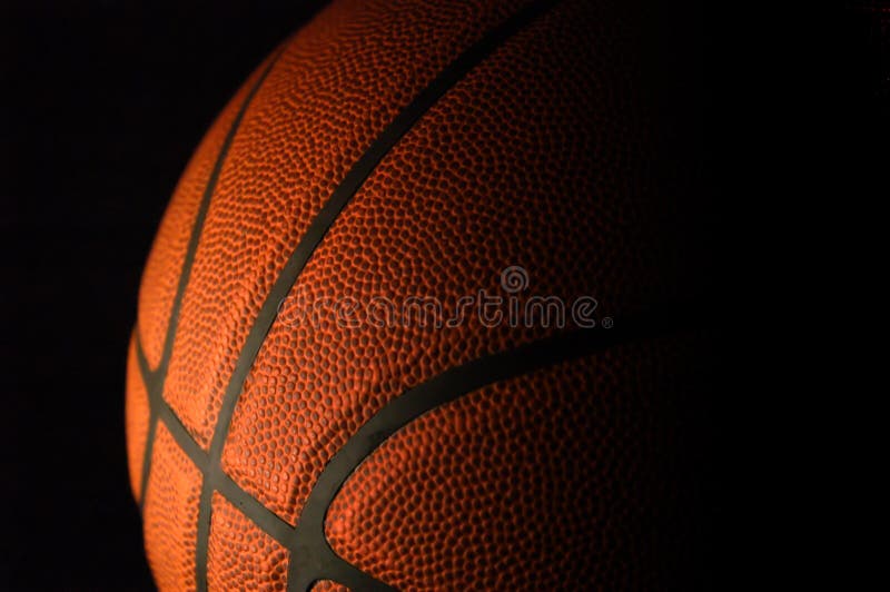 Basquetebol no preto fotografia de stock royalty free Basquetebol no preto fotografia de stock royalty free
