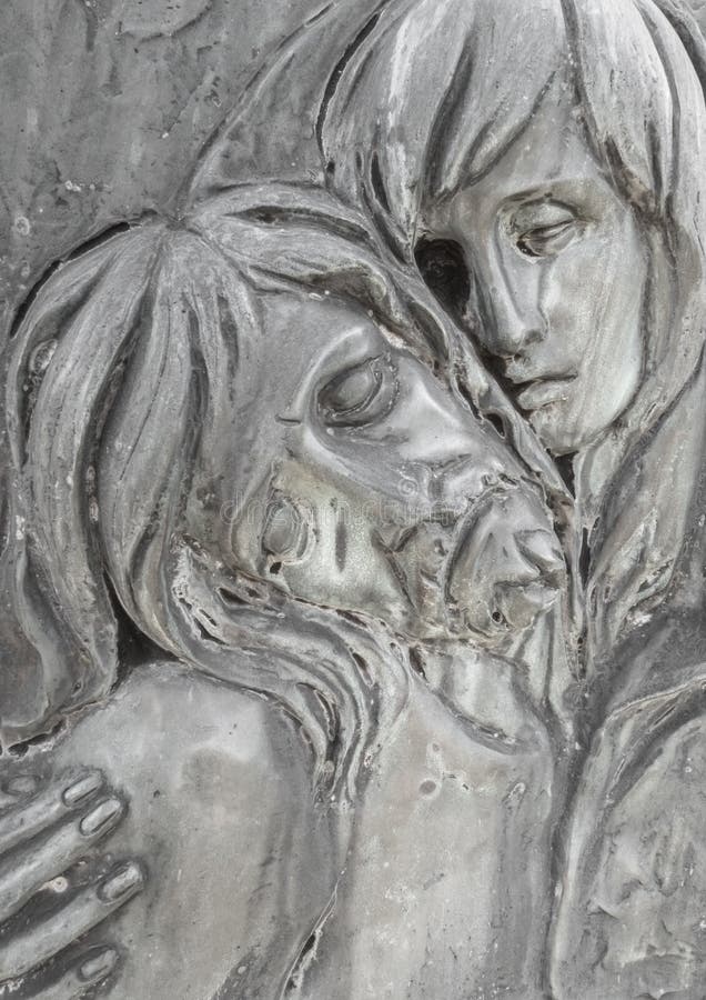 Basrelief i brons som föreställer medlidandet av Michelangelo arkivfoton Basrelief i brons som föreställer medlidandet av Michelangelo arkivfoton