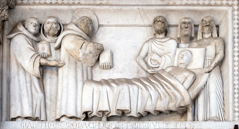 Bass-Entlastung, welche die Geschichten von St Martin, Kathedrale von St Martin in Lucca, Italien darstellt lizenzfreie stockfotografie Bass-Entlastung, welche die Geschichten von St Martin, Kathedrale von St Martin in Lucca, Italien darstellt lizenzfreie stockfotografie