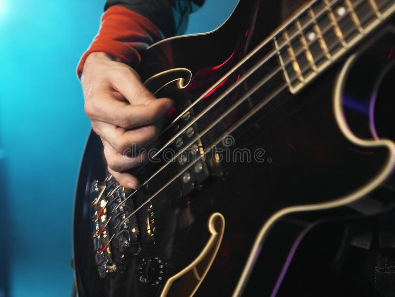 Bass Guitarist Performing lizenzfreies stockbild Bass Guitarist Performing lizenzfreies stockbild