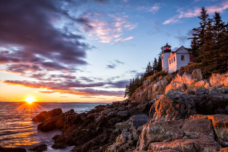 Bass Harbor Lighthouse au parc national d'Acadia de coucher du soleil