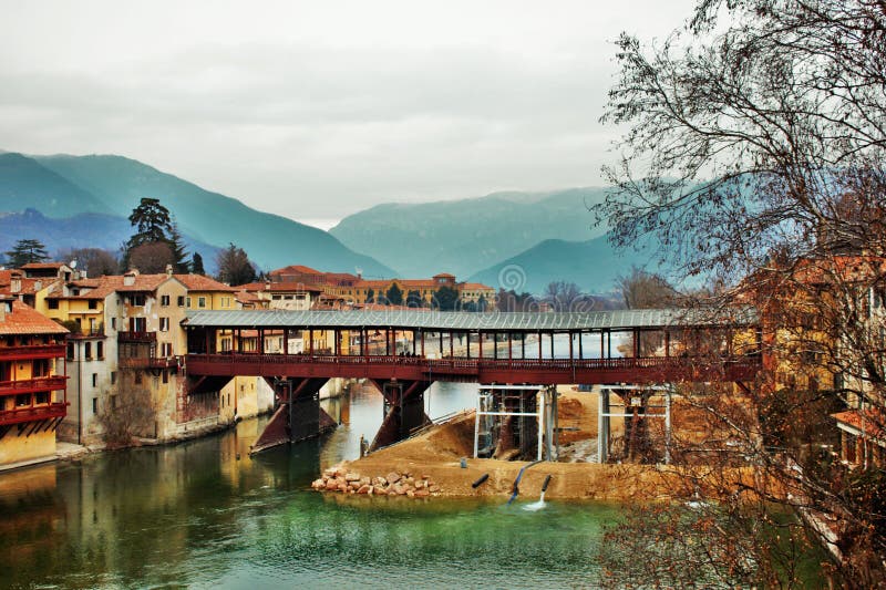 Bassano del grappa, brug van alpini, historisch monument dat aan de offers van militairen tijdens de oorlog herinnert momenteel u royalty-vrije stock afbeelding Bassano del grappa, brug van alpini, historisch monument dat aan de offers van militairen tijdens de oorlog herinnert momenteel u royalty-vrije stock afbeelding