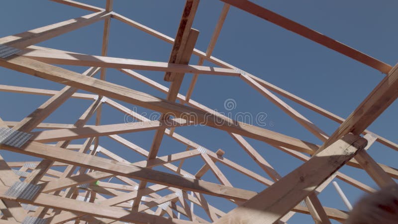 Basse barre à mouvement lent du nouveau site de construction de charpente de bois domestique clips vidéos