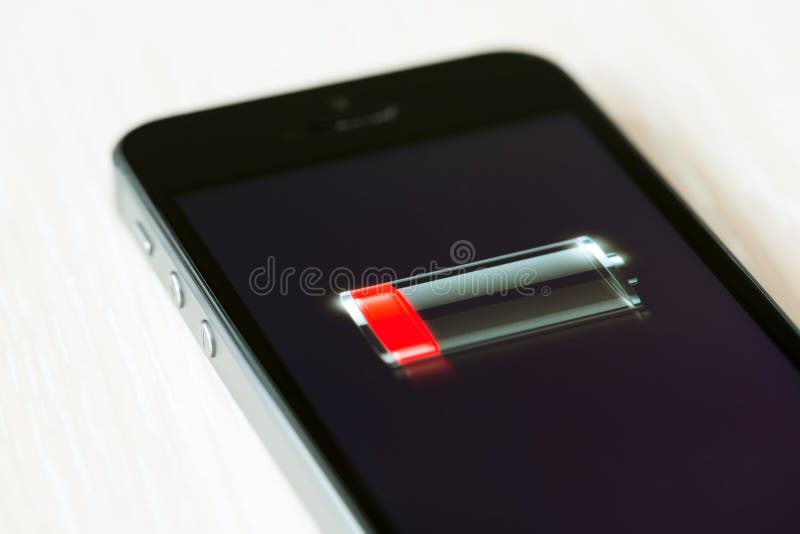 Basse batterie sur l'iPhone 5S d'Apple photo stock Basse batterie sur l'iPhone 5S d'Apple photo stock