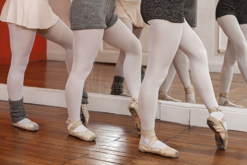 Basse section des ballerines exécutant Pointe images stock Basse section des ballerines exécutant Pointe images stock