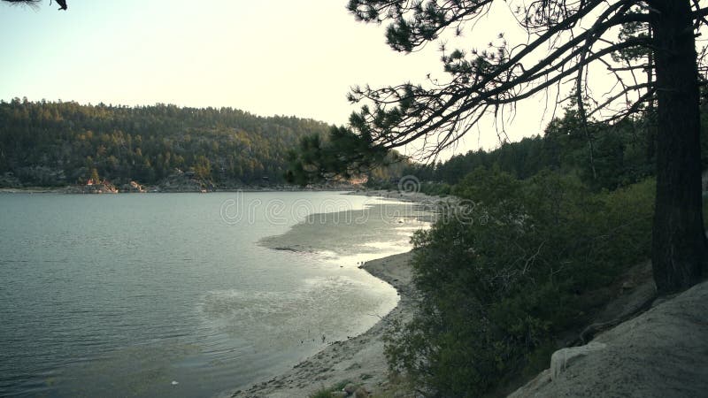 Bassi livelli d'acqua nel grande lago di orso in california Stati Uniti d'america.
