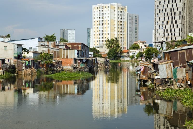Bassifondi di Ho Chi Minh City dal fiume, Saigon, Vietnam immagini stock Bassifondi di Ho Chi Minh City dal fiume, Saigon, Vietnam immagini stock